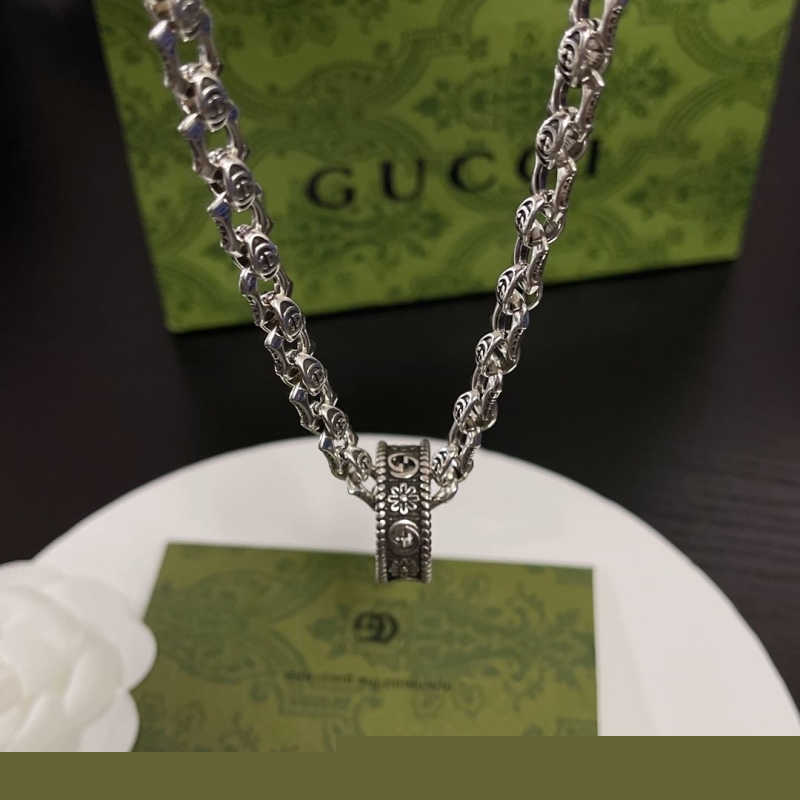 G*u*i necklaces